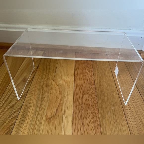 Clear Acrylic Display Stand - Picture 1 of 4